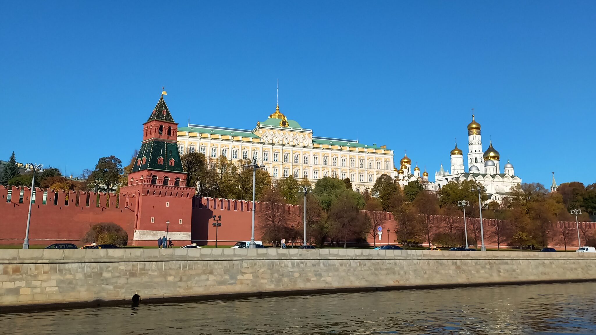 Кремлевская наб 1 стр 3 москва. Набережная Москва. Набережная Кремля. Кремлевская набережная бег.